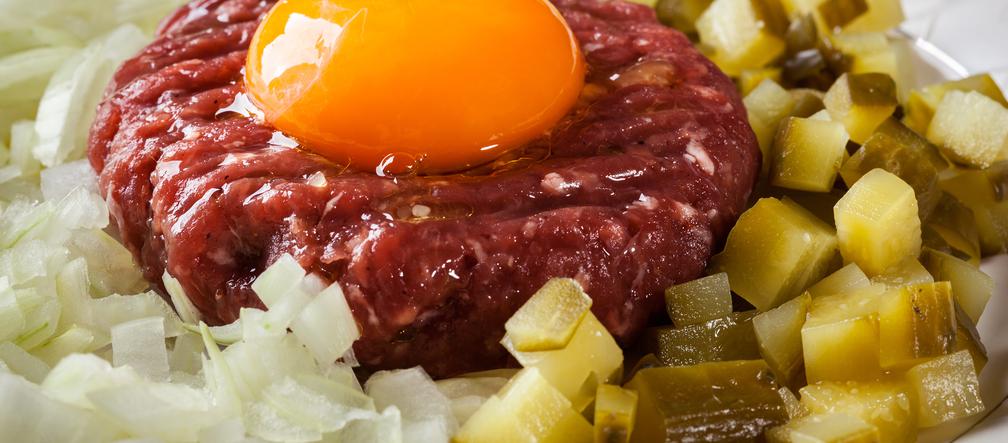 Tatar z surowym żółtkiem