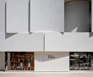Plisowana elewacja butiku Diora na Florydzie