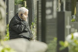 Kaczyński na cmentarzu. Pojechał uczcić mamę