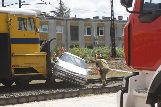 Kontrolowane zderzenie pociągu z osobówką