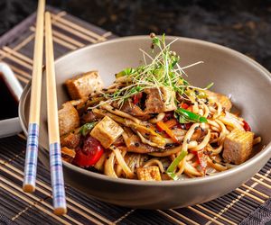 Obłędny stir fry z wędzonym tofu i warzywami. Obiad dla 2 osób gotowy w 15 minut 