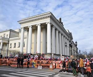 Protest kupców z Marywilskiej przed ratuszem