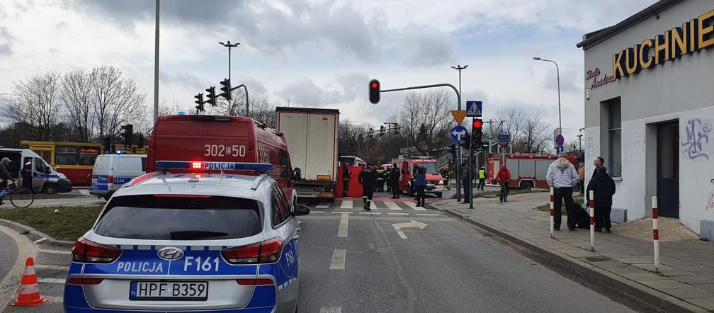 Tragiczny wypadek na Włókniarzy w Łodzi. Kobieta zginęła pod kołami tira [ZDJĘCIA]