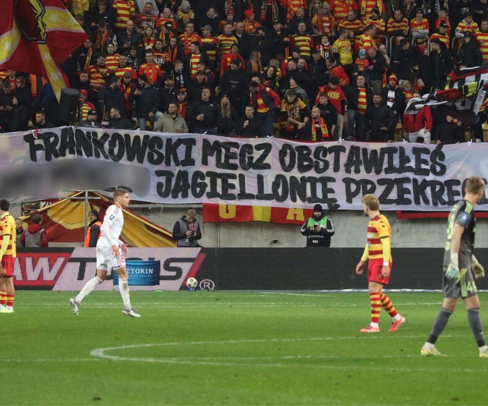 Nerwowo na meczu Jagiellonii. Kibice wywiesili transparent i wtedy się zaczęło!