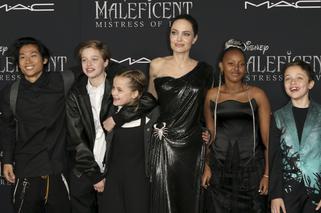 Angelina Jolie z dziećmi i ojcem na premierze filmu Czarownica 2. Humor wrócił?