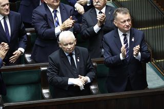 Jarosław Kaczyński z palcem w bandażu