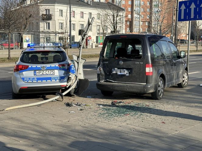 Kolizja zablokowała ruch na skrzyżowaniu. W rozpędzony radiowóz uderzył drugi samochód