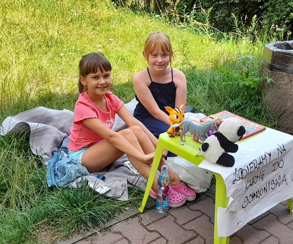 Jula i Nina rozstawiły kramik w Sosnowcu. Zarabiają pieniądze na pomoc zwierzakom ze schroniska
