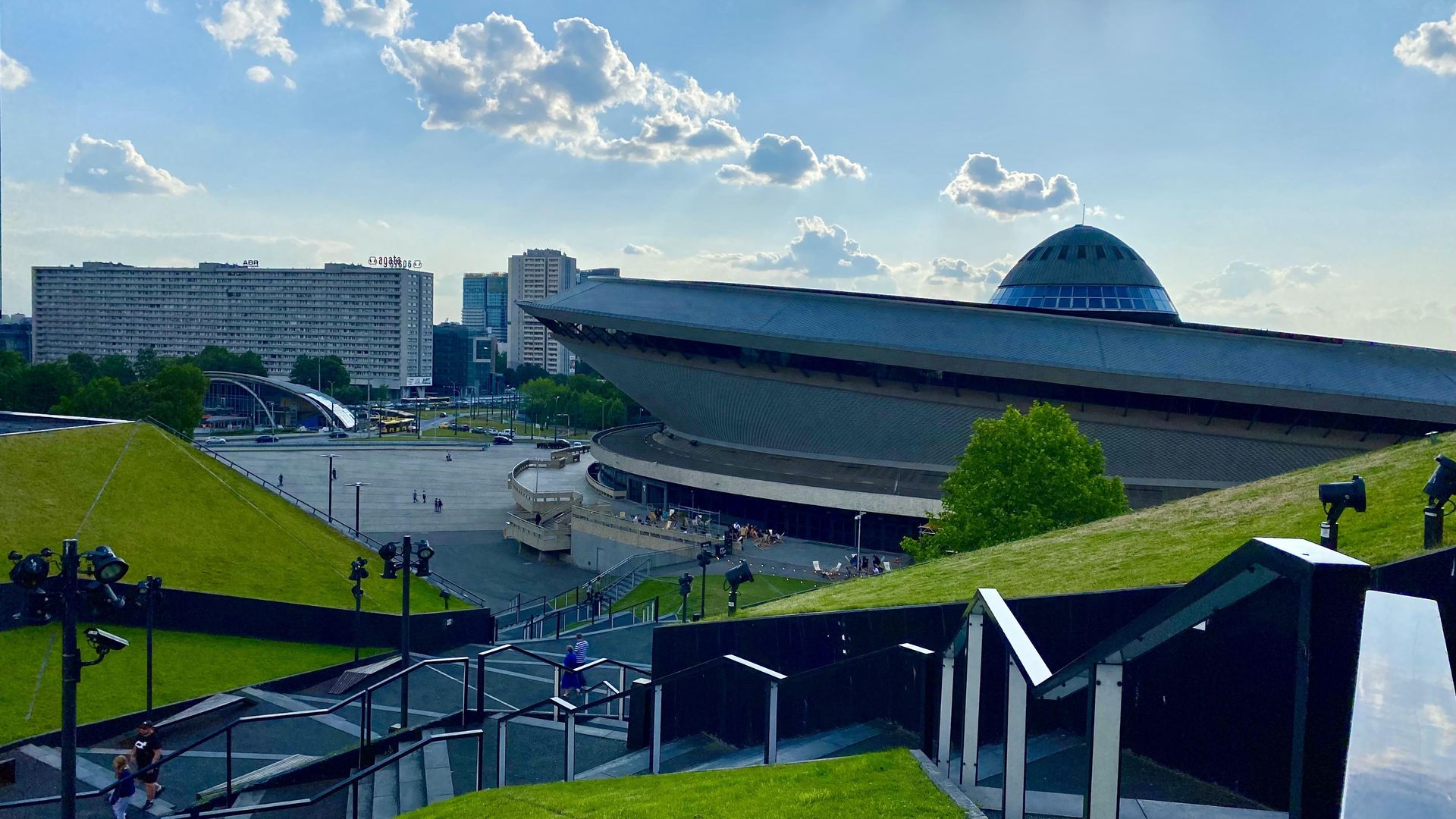 Na dachu Międzynarodowego Centrum Kongresowego w Katowicach rośnie trawa, są tu punkty i tarasy widokowe