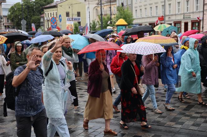 Lubelska Piesza Pielgrzymka na Jasną Górę 2024. Pątnikom deszcz niestraszny!