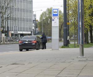 Antoni Macierewicz parkuje na przystanku
