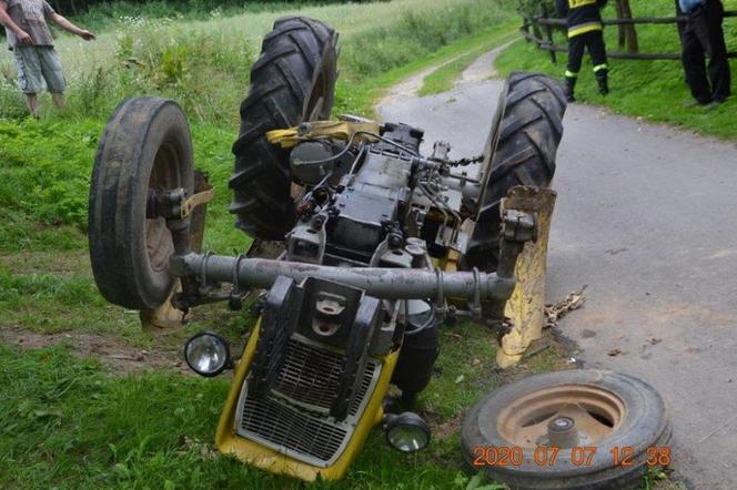 Stróże. Traktorzysta przygnieciony przez maszynę. Trafił do szpitala ze złamaną miednicą