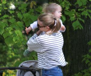 Kasia Tusk z córeczkami na spacerze