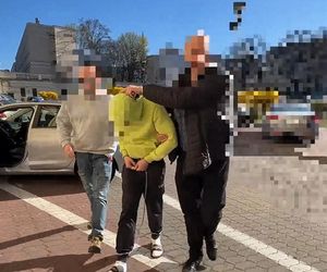 Bestialskie ataki na starsze kobiety w Warszawie. Policja zatrzymała podejrzanego. Zdradził go ślad na torebce