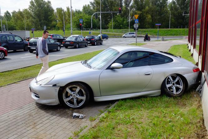 Rozbite Porsche 911 porzucone w Warszawie! Kim jest