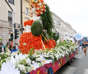 Parada Syrenki 2025 przeszła ulicami Warszawy. Na trasie 20 barwnych platform