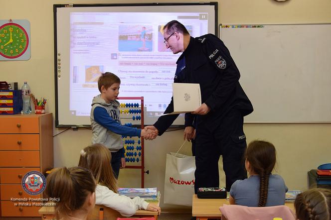 9-latek uratował życie mamusi. Policjanci podziękowali mu za heroiczne zachowanie