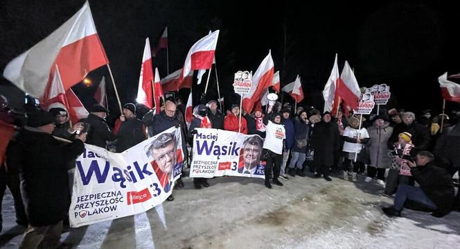 Manifestacja pod więzieniem, w którym przebywa Maciej Wąsik