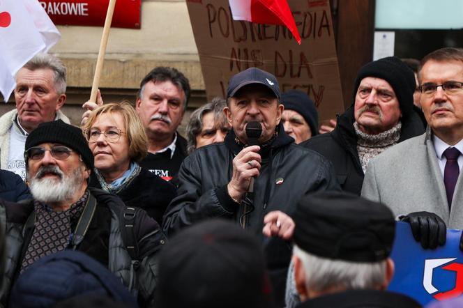 Kraków. Protest w "obronie" mediów publicznych. Barbara Nowak: „Zawszańcy nas sprzedali”, zgromadzeni: „Wolna Polska!”