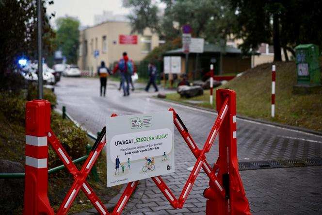 Kolejna "Szkolna ulica" w Warszawie. Samochodem tam nie wjedziesz