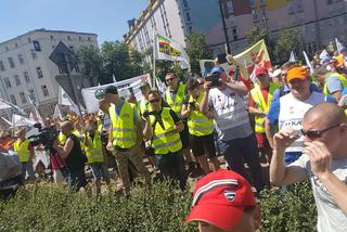 Górnicy protestują przed siedzibą PiS