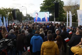 Tłumy pod siedzibą TVP. Debatę Trzaskowski–Nawrocki oglądają na telebimie