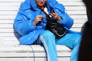 Kayah łapie słońce na molo