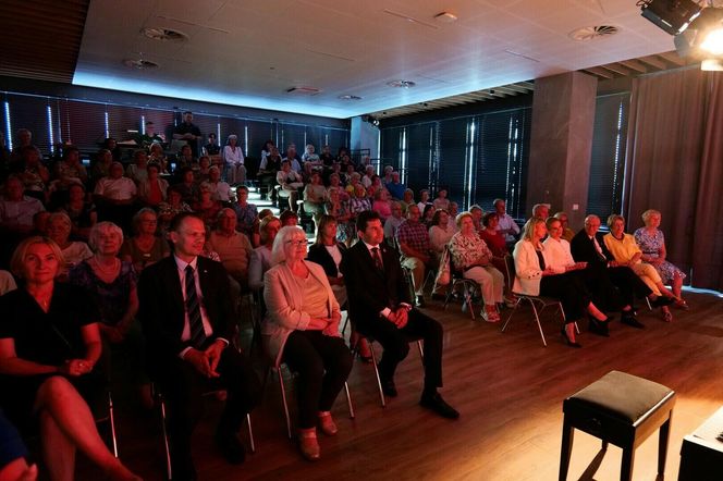 Marta Nawrocka śpiewała i gotowała z seniorami w Stalowej Woli