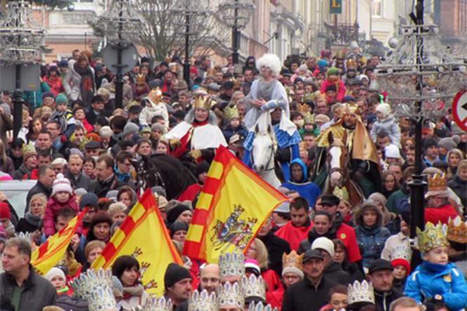 Monarchowie na ulicach Gniezna