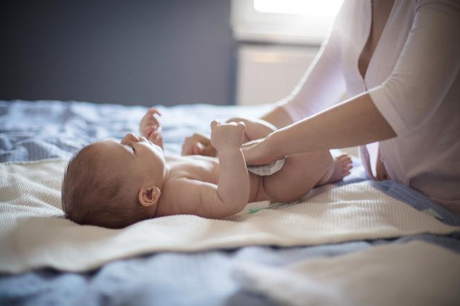 Jak często niemowlę robi kupkę? Ile razy na dzień noworodek powinien się wypróżniać?