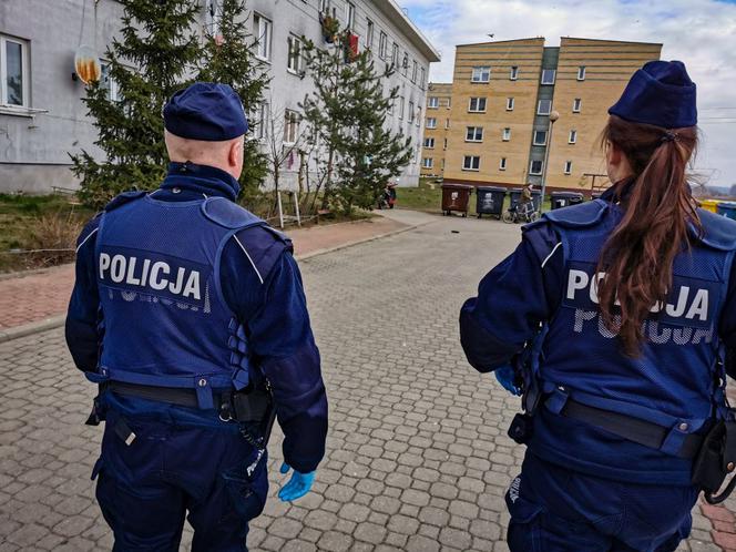 #ZostańWDomu. Policjanci sprawdzają, czy mieszkańcy przestrzegają kwarantanny