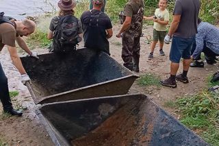 Warszawa. Wyschnięta Wisła odsłoniła zabytkowe wagoniki i fragment Villa Regia