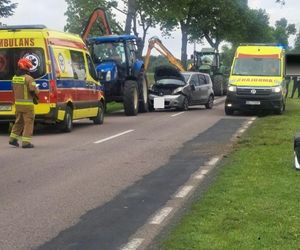 W wyniku wypadku droga wojewódzka nr 698 została całkowicie zablokowana. Policjanci kierują na objazdy