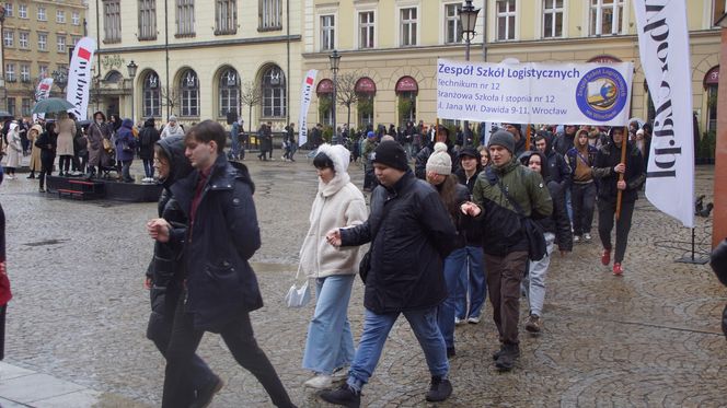 Polonez dla Fredry 2025 we Wrocławiu. Maturzyści zatańczyli na Rynku [ZDJĘCIA]