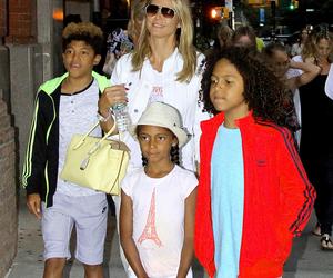 Heidi Klum zapomniała majtek. Fani kpią z jej sukienki. JAk w pociętej folii. Trzeba to zobaczyć! 