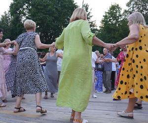 „Tańcowali” na parkiecie w Muzeum Wsi Lubelskiej aż miło było patrzeć! FOTORELACJA z sobotniej potańcówki