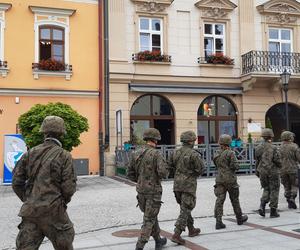 Służby na tarnowskim rynku