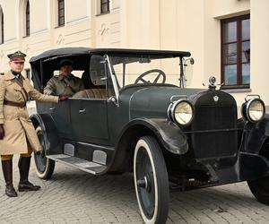 Na dziedzińcu zamkowym zaparkował wyjątkowy samochód. To gwiazda serialowa i filmowa