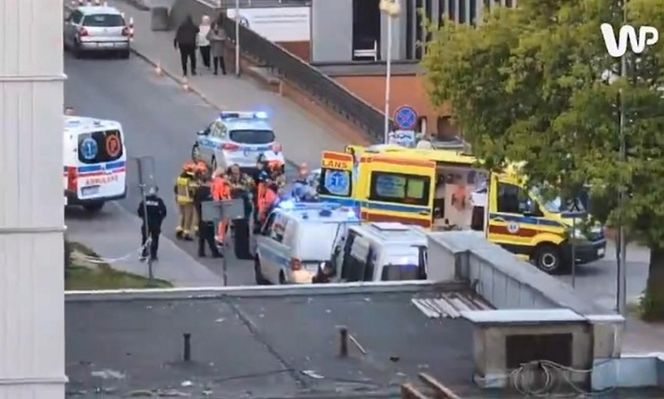 Mężczyzna chodził po dachu szpitala w Warszawie i spadł. Strażacy nie mogli rozłożyć skokochronu