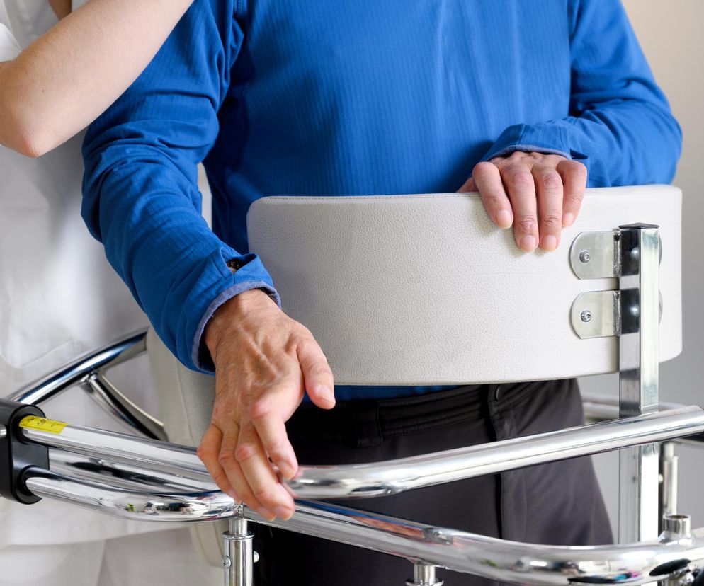 Atakuje nawet 30-latków, a rokowania są fatalne. 5 wczesnych objawów neurologicznego koszmaru