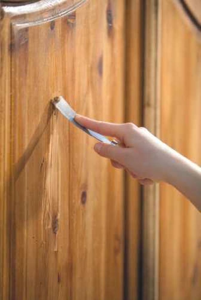 Usuwanie starej farby ze ścian i drewna. Jakie środki do usuwania farb stosować?