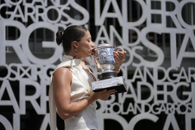 Zjawiskowa Iga Świątek świętuje zwycięstwo w Roland Garros