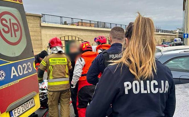 Skoczył z mostu do rzeki. Miał wielkie szczęście!