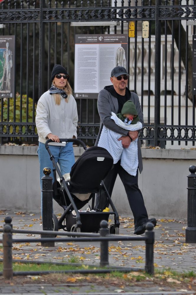 Krzysztof Ibisz z rodziną na spacerze