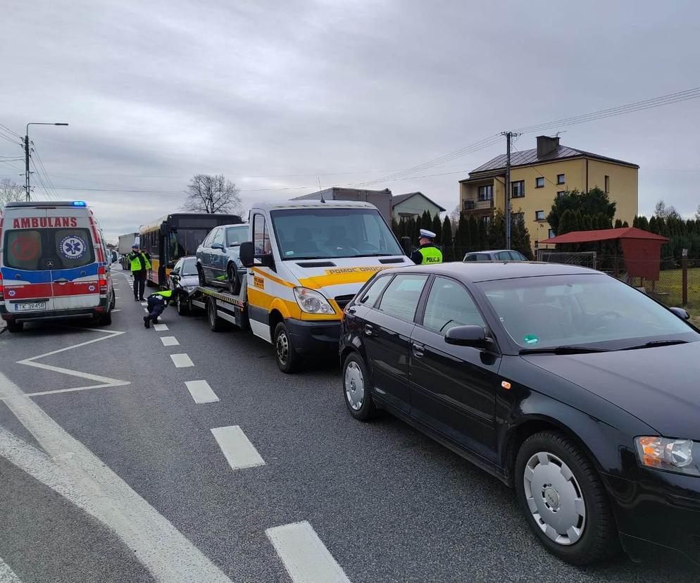 Wypadek w Radlinie koło Kielc. Zderzyły się cztery pojazdy, w tym autobus miejski