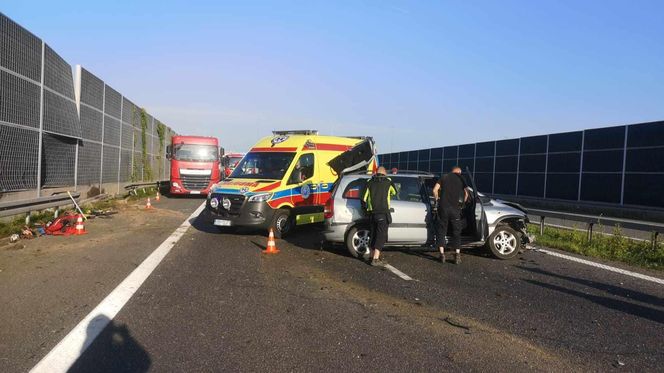 Paraliż na autostradzie A4! Samochód uderzył w bariery w Bielczy. Korek w kierunku Tarnowa!