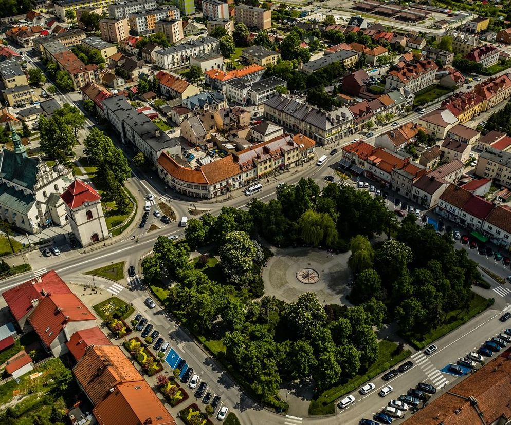 To miasto w Świętokrzyskiem zachwyca jednym z piękniejszych rynków. Porównywane jest do Aten 