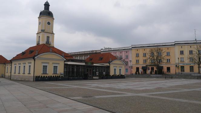 Pierwszy dzień wiosny 2020. Centrum puste. Ludzie w lasach, w sklepach, na placach