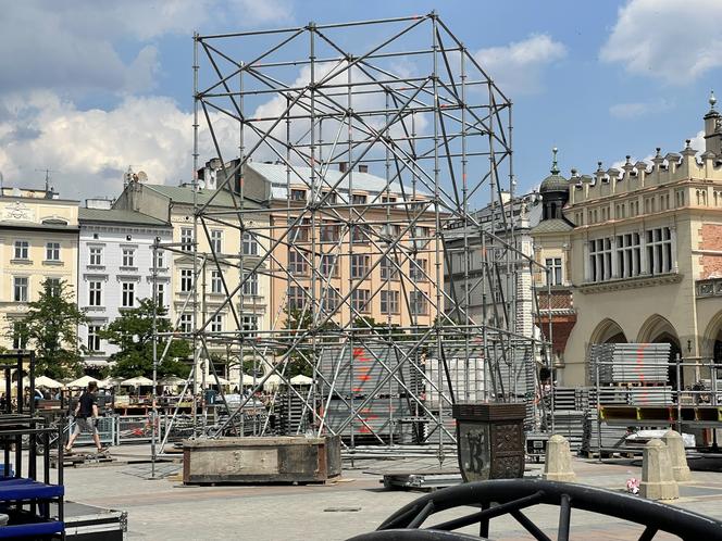 Kontrowersyjna budowa na Rynku Głównym w Krakowie. Mieszkańcy podzieleni