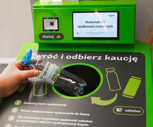 Żabka przyjmuje opakowania kaucyjne i niekaucyjne: za zwrócone butelki PET i puszki klienci otrzymają teraz 50 żappsów!